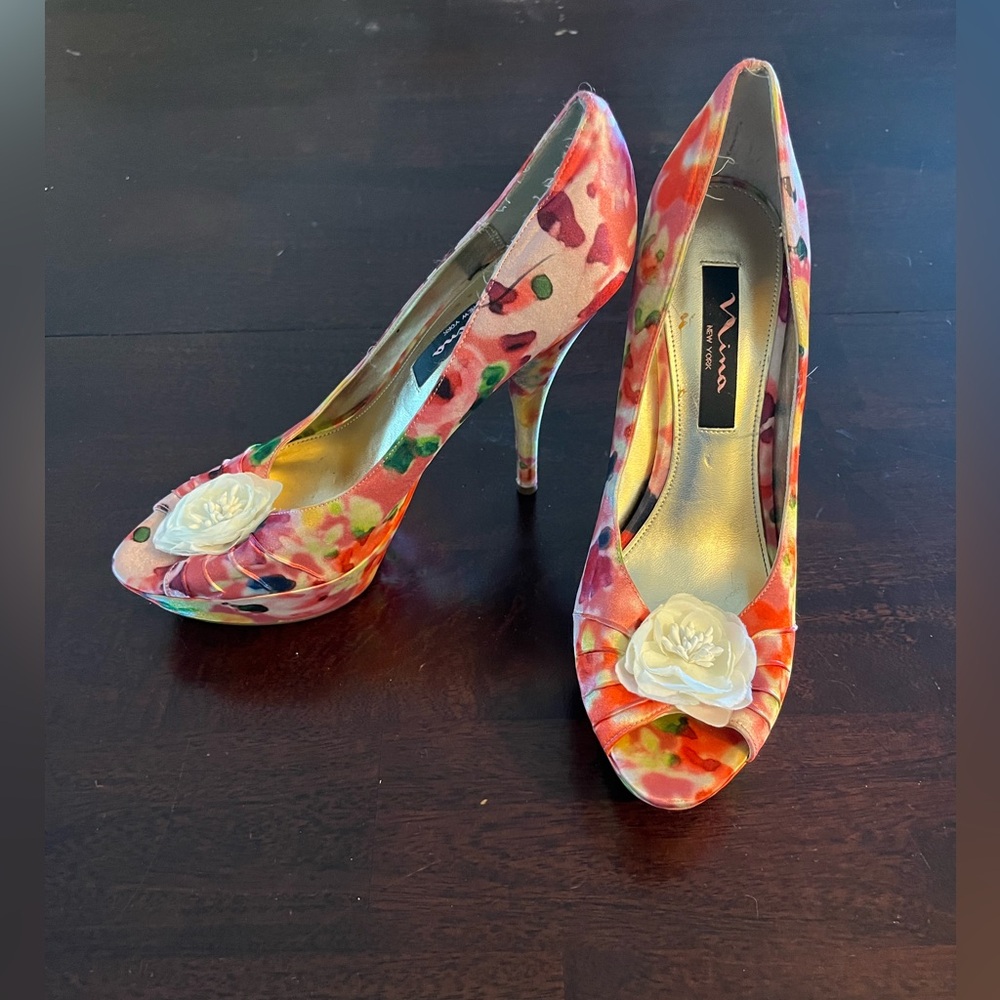 NINA Platform Satin Peep Toe Heel floral print & white flower. Size 7.5